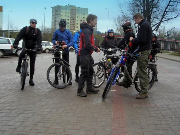 Zbiórka w Pucku. Od lewej Maciek "Satan", Krzysztof "Frans", Jarek, Marek "Phantom", Dorota, Kasia, Adam, Tomek "Chróściel".