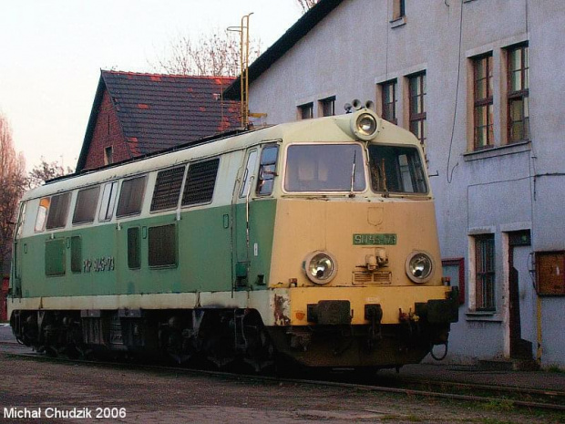 Lublin, Nieczynny lubelski fiat SU45-173 stoji na terenie lubelskiej lokomotywowni.