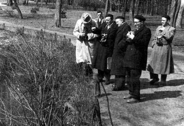 Nie istniejąca dzisiaj kamienica przy ul.Dąbrówki.Nie istniejące juz Kanonie przy Katedrze,Nie istniejąca zabudowa ,stare widoki Parku Miejskiego.Fotograficzny plener PTF Gniezno w parku Miejskim. Lata50-te dworzec i Kareja