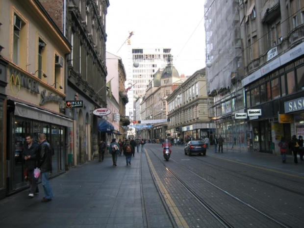 Ulica Ilicia w oddali straszący wieżowiec
