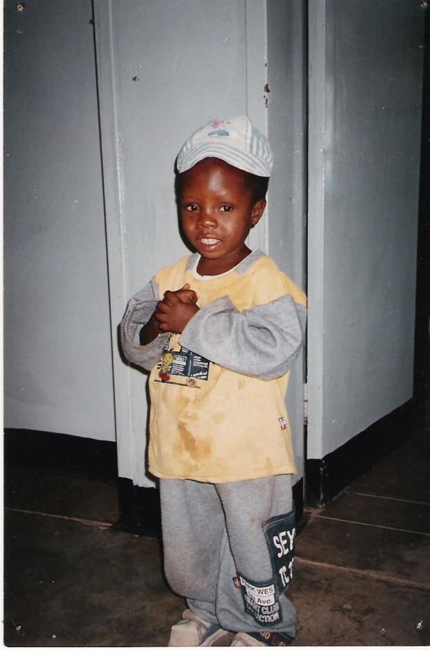 Jackson Mwanza, znaleziony przez siostry gdzieś w okolicy i na zdjęciu jak mieszkał w szpitalu.