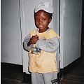 Jackson Mwanza, znaleziony przez siostry gdzieś w okolicy i na zdjęciu jak mieszkał w szpitalu.