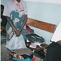 Dorcas Kazingwe z wyprawką szkolną z naszych pieniędzy, i znów może chodzic do szkoły!