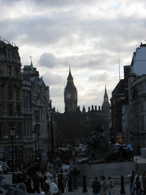 Widok na pomnik lwa na trafalgarze, w tle Big Ben