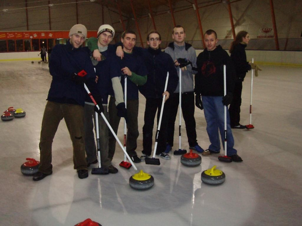 Drużyna curlingu. My po lewej tzw "Lacze" :D a trójka po prawej to "Di Aders". Wygraliśmy 5:4. Guzik (środek pola) zajęty przez kamień żółty był moim dziełem :D:D:D:D:D:D:D