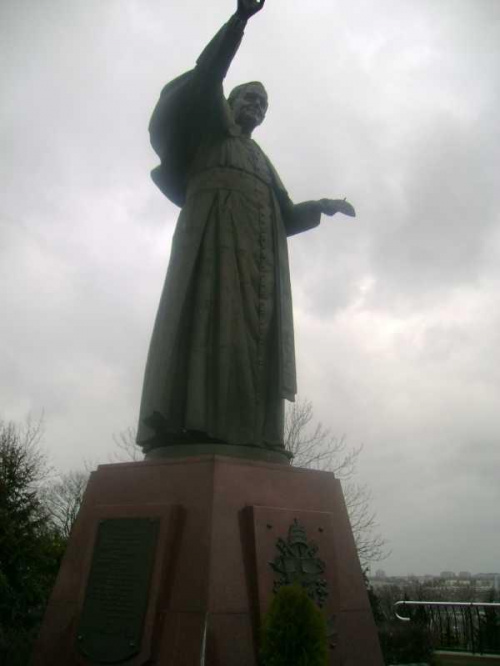Pomnik JP II na wałach obronnych klasztoru paulinów w Częstochowie na Jasnej Górze