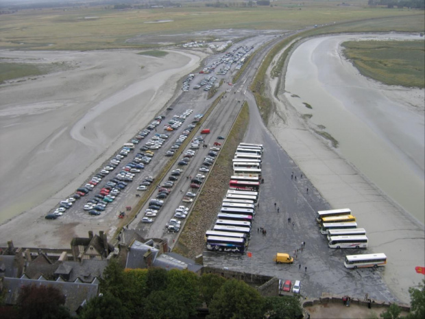 Mont St. Michel - klasztor położony na skale w zatoce, często otoczony morzem, z uwagi na przypływy - położony na granicy Bretanii i Normandii - widok z murów na parking, prawie zalany morzem - Paryż - wrzesień 2005 #Paris #Paryż #Wersal