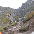 zejście z przełeczy na kilkudziesięciu metrach zabezpieczone łańcuchami - najtrudniejsza część trasy, ale najwiękasza adrenalina!