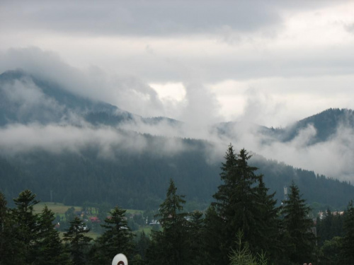 To nie jest mgła tylko chmury ktore siadły na gorach, robiąc sobie przystanek w dalszej podrózy;)