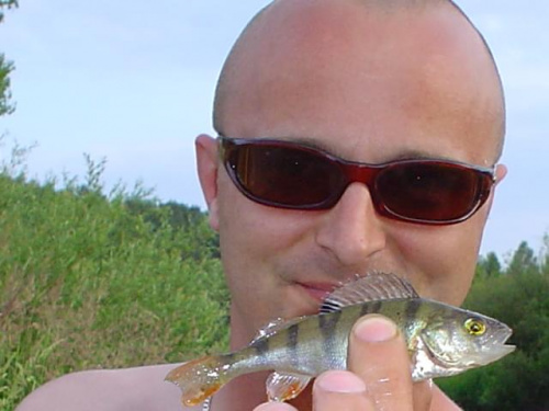wypad nad rzekę - pierwsza samodzielnie złowiona rybka w życiu - lato 2006r
fot. Seed