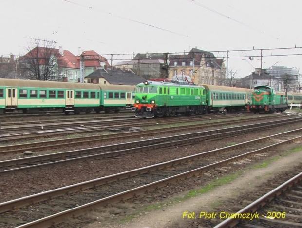 Ładnie odnowiony anglik EU07-504 wyrusza z Pociągiem do Zbąszynia. #kolej #StacjaKolejowa #Poznań #PoznańGłówny #PKP