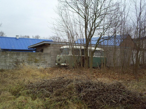 Ogórkowa przyczepa zachowała się na jednej z posesji w Głusku.