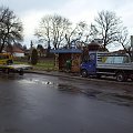 Akcja naprawy przystanku po silnym wietrze w nocy z 18 na 19 stycznia. Wiata była totalnie zniszczona.