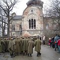 statyści przed cerkwią #cerkiew #film #statyści #Wajda