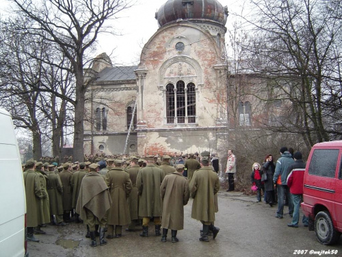 statyści przed cerkwią #cerkiew #film #statyści #Wajda