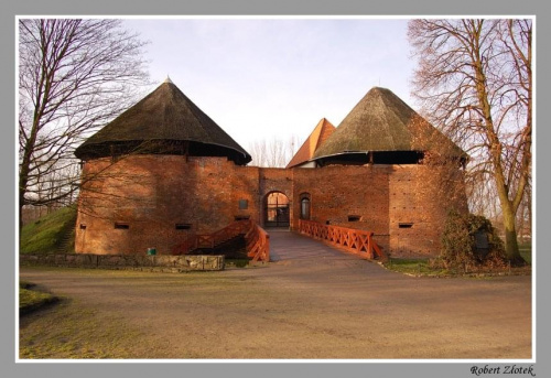 Front Zamku z bramą i mostem (niegdyś zwodzonym) #Międzyrzecz #zamek #Obra #muzeum #bunkry