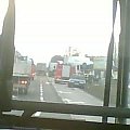 (...cd) Dokładniejsze miejsce wypadku - Wolica, przystanek POD Wolica. Zdjęcia zrobione ok 15.15 z autobusu "Centrum Mody" przedstawiają rozbitego TIRa, wóz holowniczy, który spowodował przed chwilą 20-minutowy przestój, oraz wóz strażacki. M...