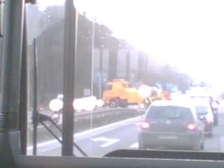 Wypadek na Katowickiej z dnia 22.01.07. Sam wypadek wydarzył się o godz 6.27 - wtedy zgasły światła w Nadarzynie (TIR uderza w transformator). Autobus linii 703 w stronę w-wy wyjeżdżał z zatoki i zajechał drogę TIRowi, który uderza w tjego tył. 703 wyl...