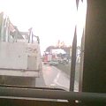 (...cd) Dokładniejsze miejsce wypadku - Wolica, przystanek POD Wolica. Zdjęcia zrobione ok 15.15 z autobusu "Centrum Mody" przedstawiają rozbitego TIRa, wóz holowniczy, który spowodował przed chwilą 20-minutowy przestój, oraz wóz strażacki. M...