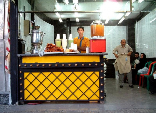 Shiraz, bar ze swiezym sokiem owocowym. #IranPersja
