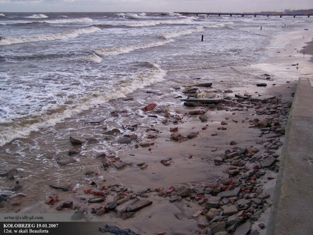 Sztorm na Bałtyku, molo w Kołobrzegu 19.01.2007