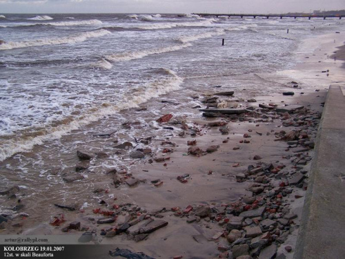 Sztorm na Bałtyku, molo w Kołobrzegu 19.01.2007