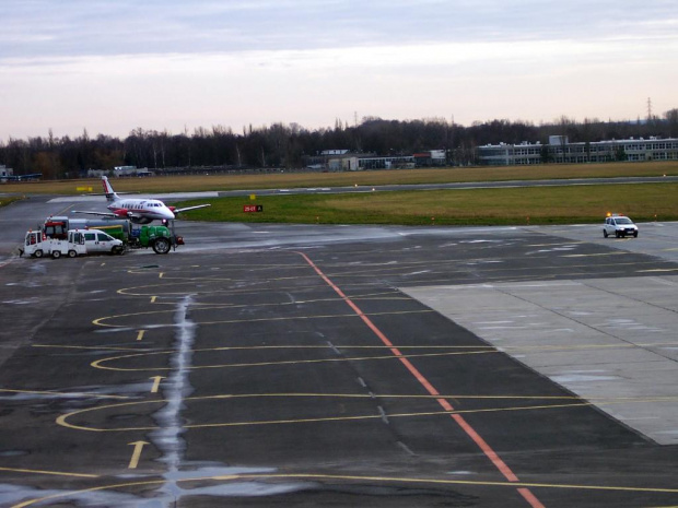 Prowadzi go do niego specjalny samochód #Jetstream #LOT #JetAir #samolot #PłytaPostojowa #EPLL #LCJ #Lublinek