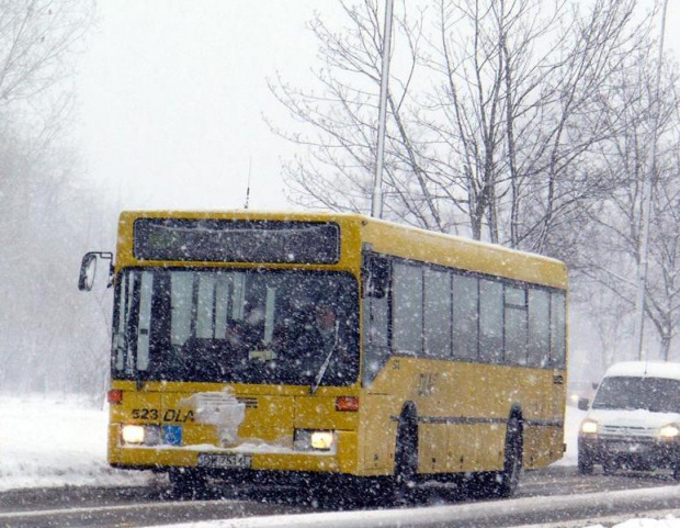 27.01.07r. Mercedes O405N z DLA Wrocław tapla się w śniegu na ul.Strzegomskiej.