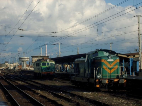 EP07-482 i SM42-733 czekają na przydział zadań na stacji Warszawa Wschodnia