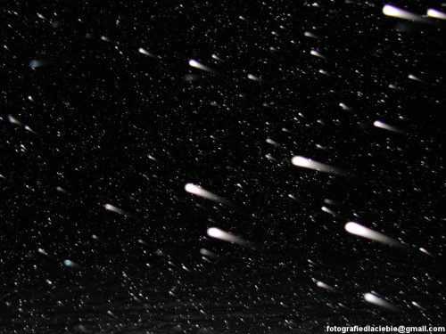 To są meteoryty ... czy może padający śnieg ? :) #zima #śnieg #noc #abstrakcja #PłatkiŚniegu