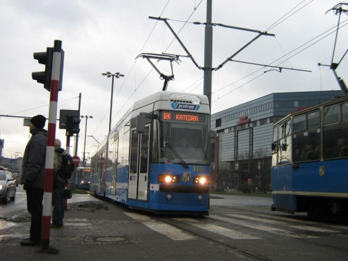 Protram 205WrAs #2701 na ulicy Oławskiej. Jest to pierwszy tego typu tramwaj we Wrocławiu oraz pierwszy wrocławski tramwaj niskopodłogowy.