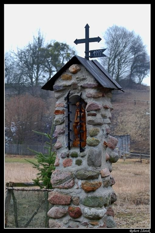 Kapliczka w Starczanowie przy szlaku do Rezerwatu "Śnieżycowy Jar" #ŚnieżycowyJar #kapliczka #krzyż #figura
