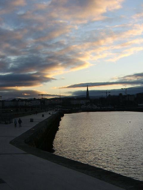 Fotka robiona z "mola" w Dun Laoghaire - widok na miasto.