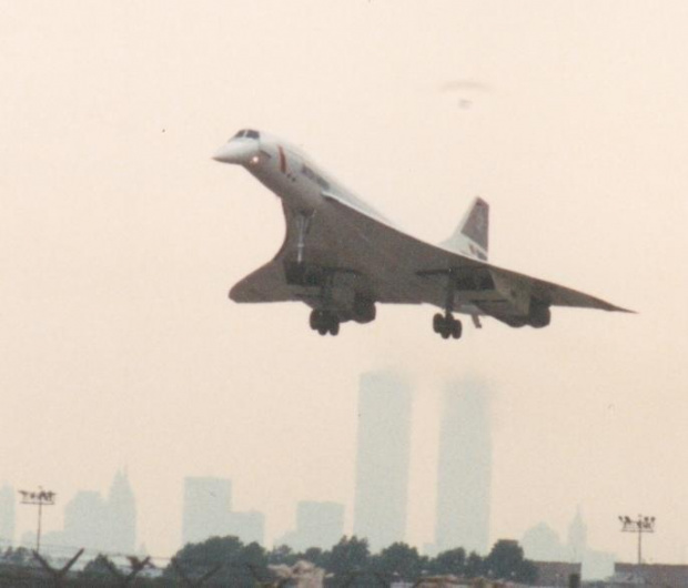 Concorde na JFK, Wieże WTC w tle.