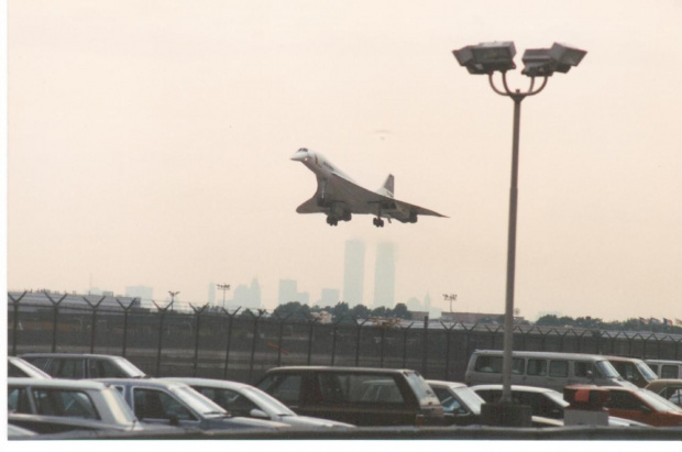 Concorde na JFK, Wieże WTC w tle.