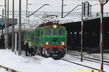 EP07-372 z pociągiem pospiesznym (relacji nie pamiętam ;) ) #kolej #PKP #lokomotywa #Poznań #PoznańGłówny #stacja #StacjaKolejowa #dworzec #DworzecKolejowy