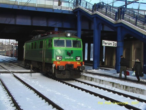 EP07-351 wyjeżdża spod mostu dworcowego #kolej #PKP #lokomotywa #Poznań #PoznańGłówny #stacja #StacjaKolejowa #dworzec #DworzecKolejowy