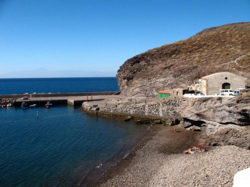 Wulkaniczna plaża czyli czarny piasek i kamienie.