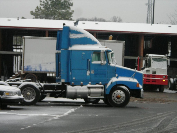 Trukstop Pilot w Charlotte i sprzedawca używanych samochodów i ciężarówek.