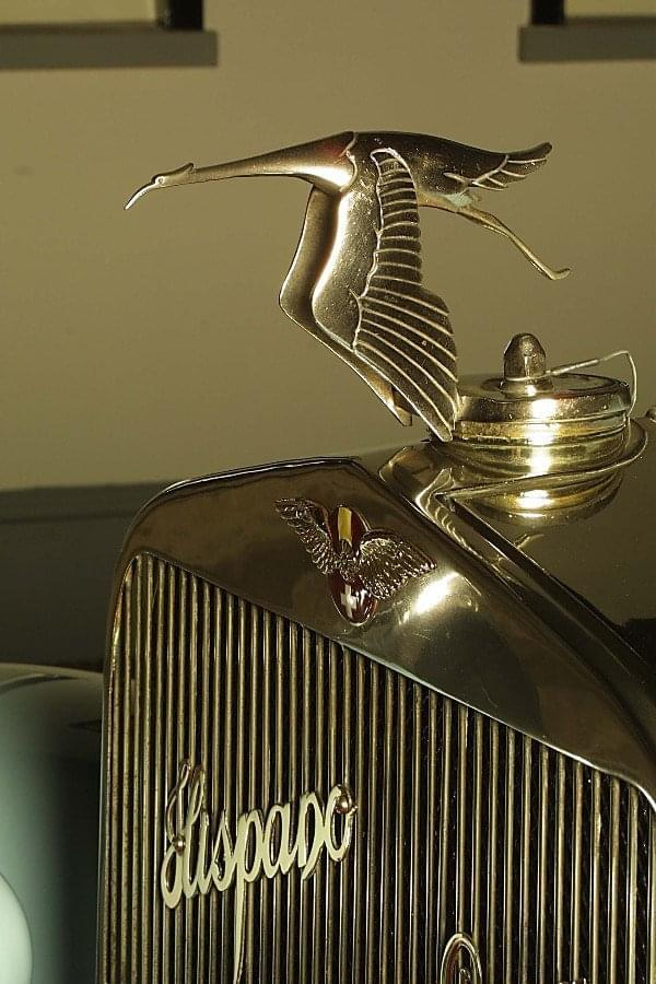 De Spaans/Zwitserse automobielfabriek Hispana-Suiza had een ooievaar als mascotte, een ontwerp van de beeldhouwer François-Victor Bazin uit 1919.
http://www.zilverbank.nl/cachet/15_pronken_met_een_mascotte.shtml #WizerunekBociana #SymbolBociana